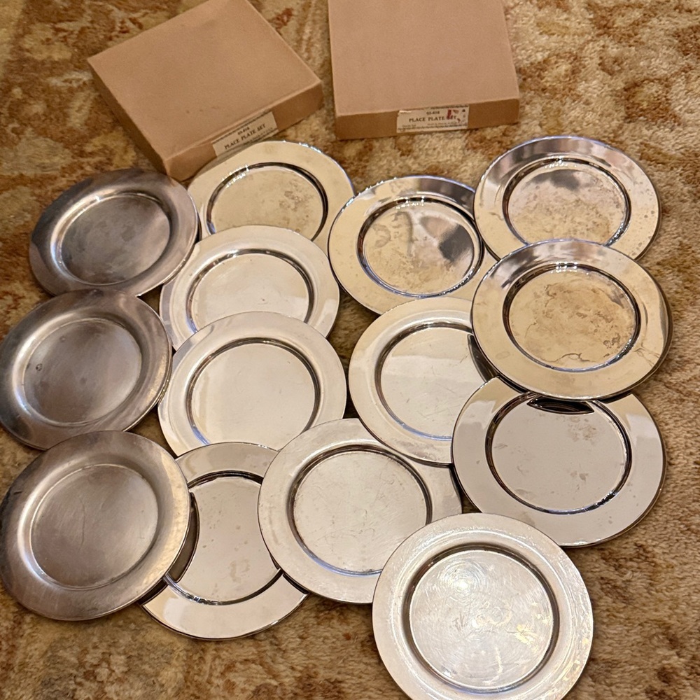 Oneida: Set of 14 Silver Tone appetizer/salad Plates 6” plates